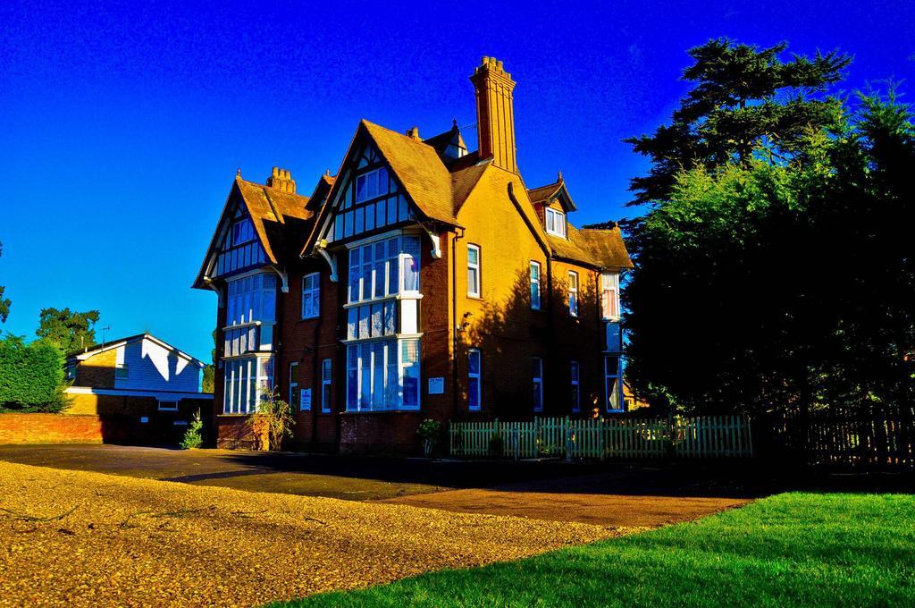 Gatwick Inn Horley Exterior photo